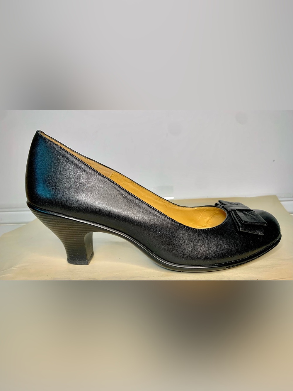 Softspots comfortable low-heel pump with bow; black leather upper, size 9M.
